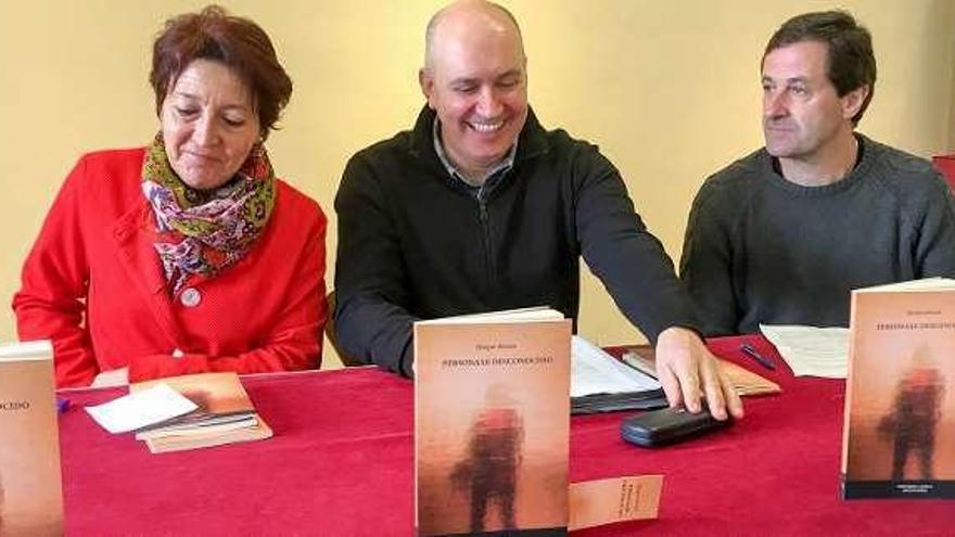 La alcaldesa franquina, Cecilia Pérez; Quique Roxíos, y el autor del prólogo, Suso Fernández, en el acto de La Caridad.