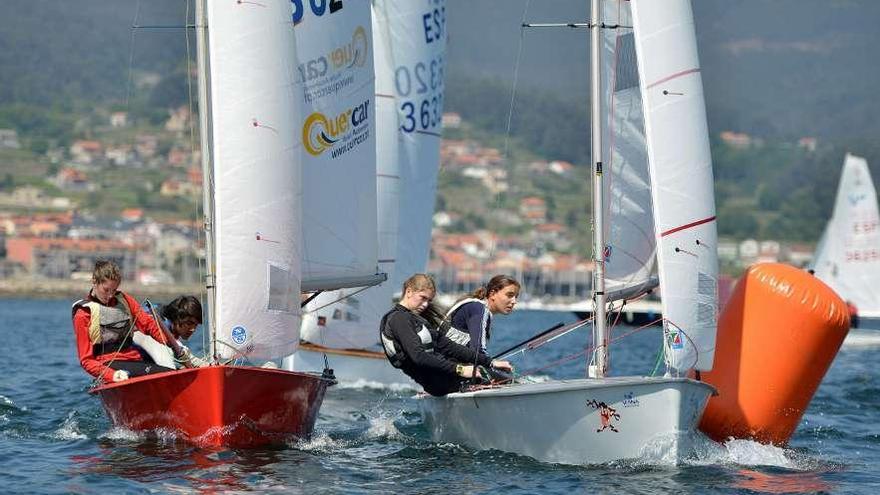 Un momento de la prueba disputada ayer en aguas de la ría de Pontevedra. // Gustavo Santos