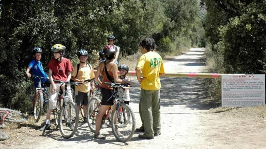 Voluntaris de l&#039;ADF, en una de les barreres que impedeixen l&#039;accés al Montgrí dels vehicles.