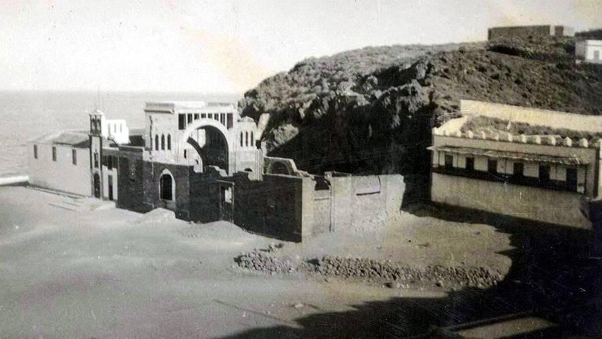 Las ruinas de la primera Basílica, por la que entró el agua, y la capilla de la Virgen, donde se veneraba la Virgen de Candelaria, que se fue al mar tras romperse la pared del fondo.