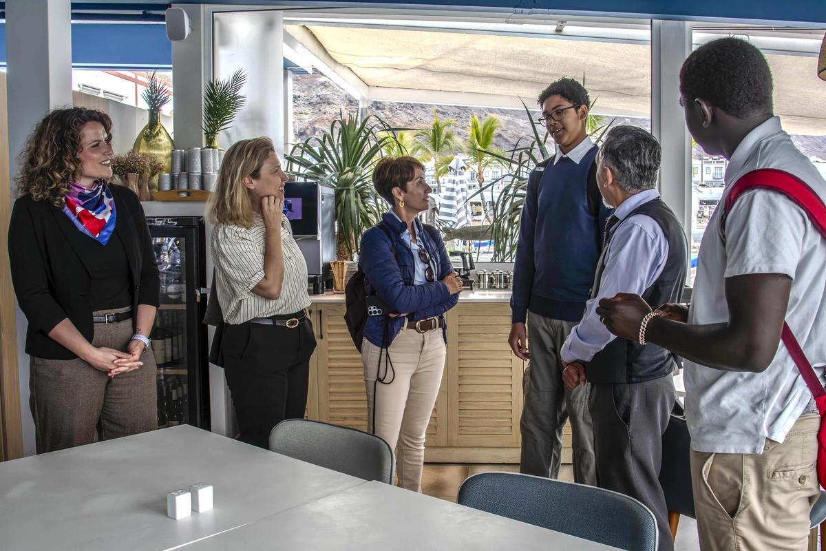 Raquel Recuero , Nayra Moreno y Onalia Bueno con alumnado y responsable de sala del hotel.