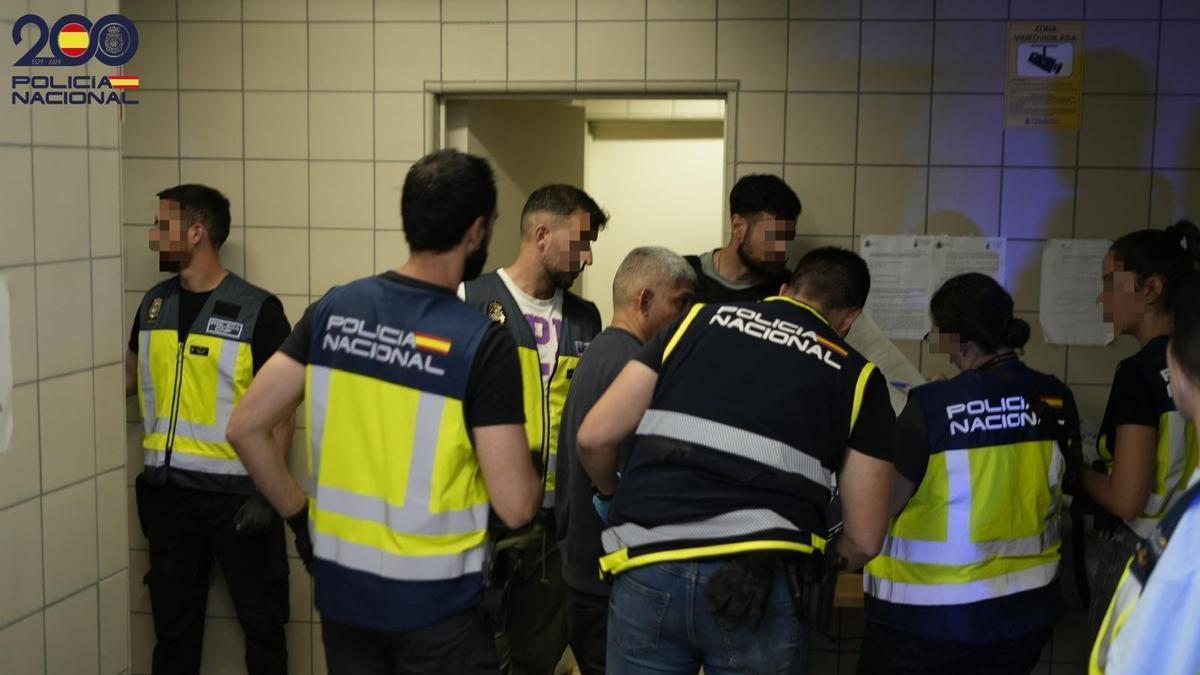 Procés d'expulsió de multireincidents per part de la Policia Nacional