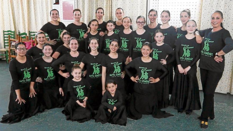 Las alumnas, posando para este periódico esta semana, junto a su profesora Satu Jiménez.