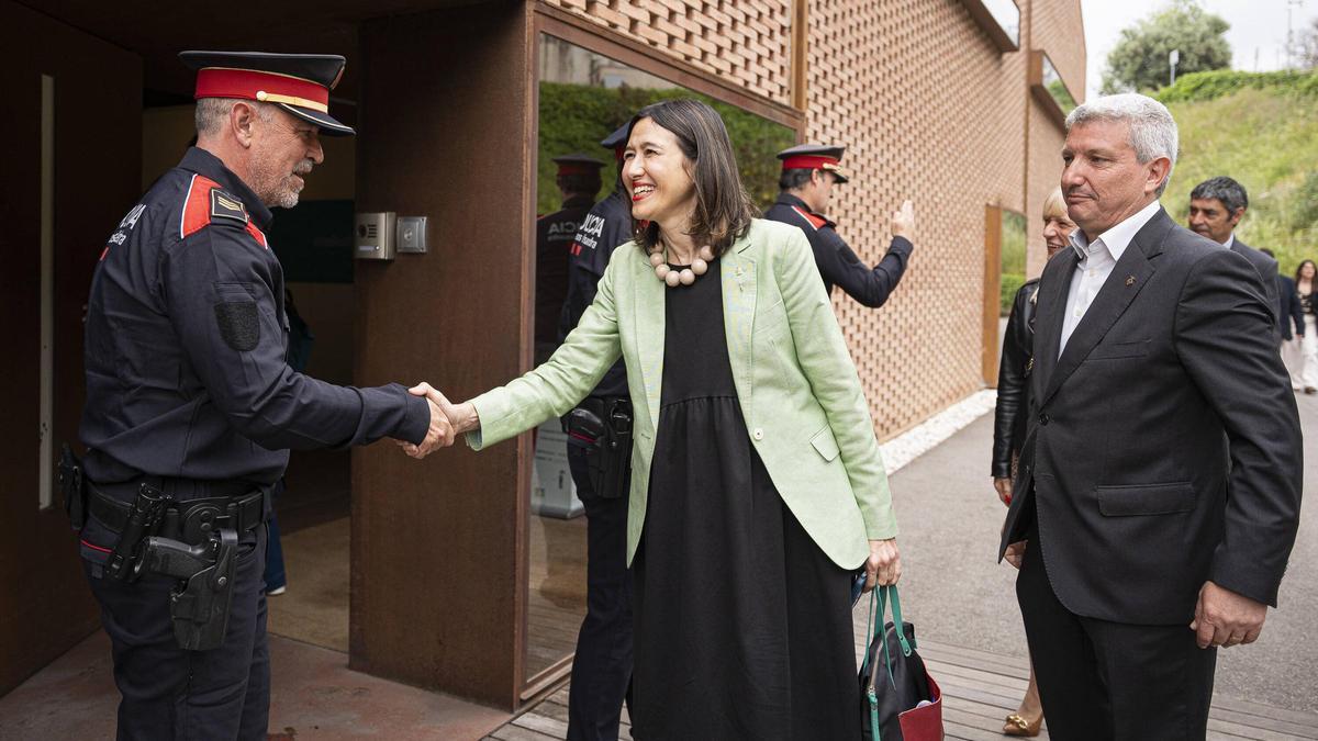 La consellera de Interior, Núria Parlon, y el alcalde de Esplugues, Eduard Sanz, a la entrada de la Junta Local de Seguridad. Al fondo, el Director General de los Mossos, Josep Lluis Trapero, y la delegada del Govern en Barcelona, Pilar Díaz