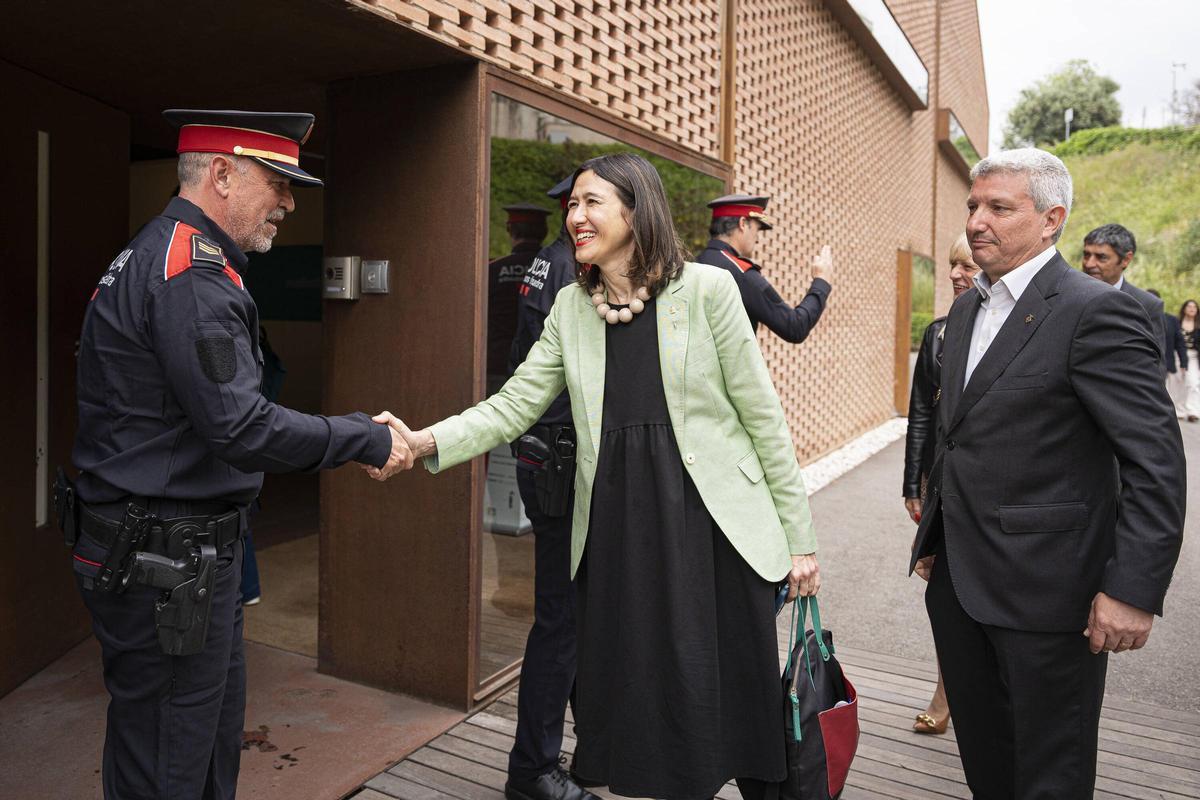 La consellera de Interior, Núria Parlon, y el alcalde de Esplugues, Eduard Sanz, a la entrada de la Junta Local de Seguridad. Al fondo, el Director General de los Mossos, Josep Lluis Trapero, y la delegada del Govern en Barcelona, Pilar Díaz