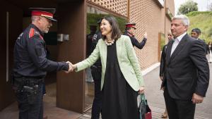 La consellera de Interior, Núria Parlon, y el alcalde de Esplugues, Eduard Sanz, a la entrada de la Junta Local de Seguridad. Al fondo, el Director General de los Mossos, Josep Lluis Trapero, y la delegada del Govern en Barcelona, Pilar Díaz