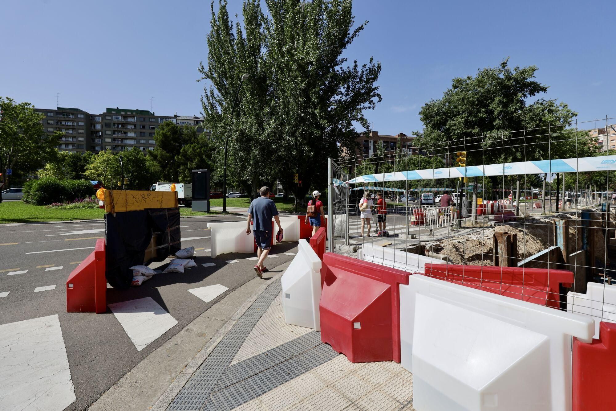 En imágenes | Las obras en el Huerva provocan cortes en el tráfico en Camino Las Torres
