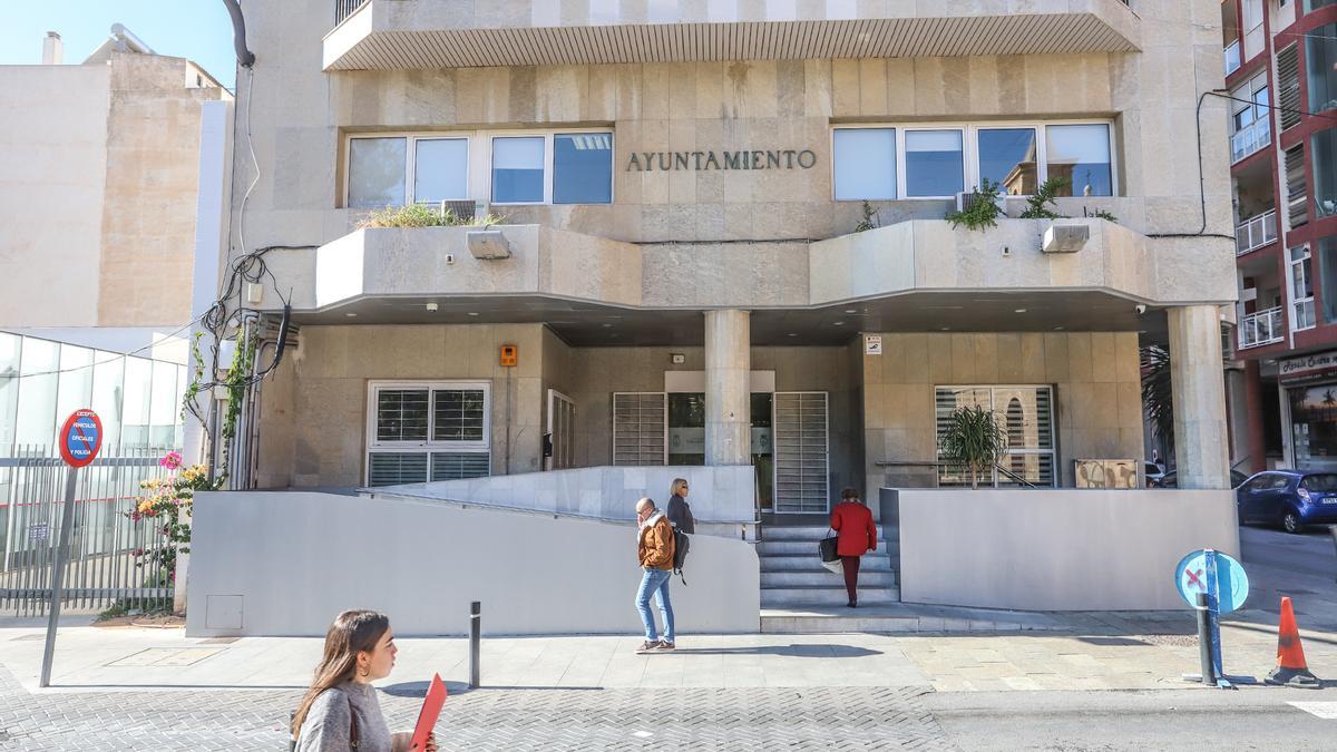 Imagen de archivo del acceso principal al Ayuntamiento de Torrevieja