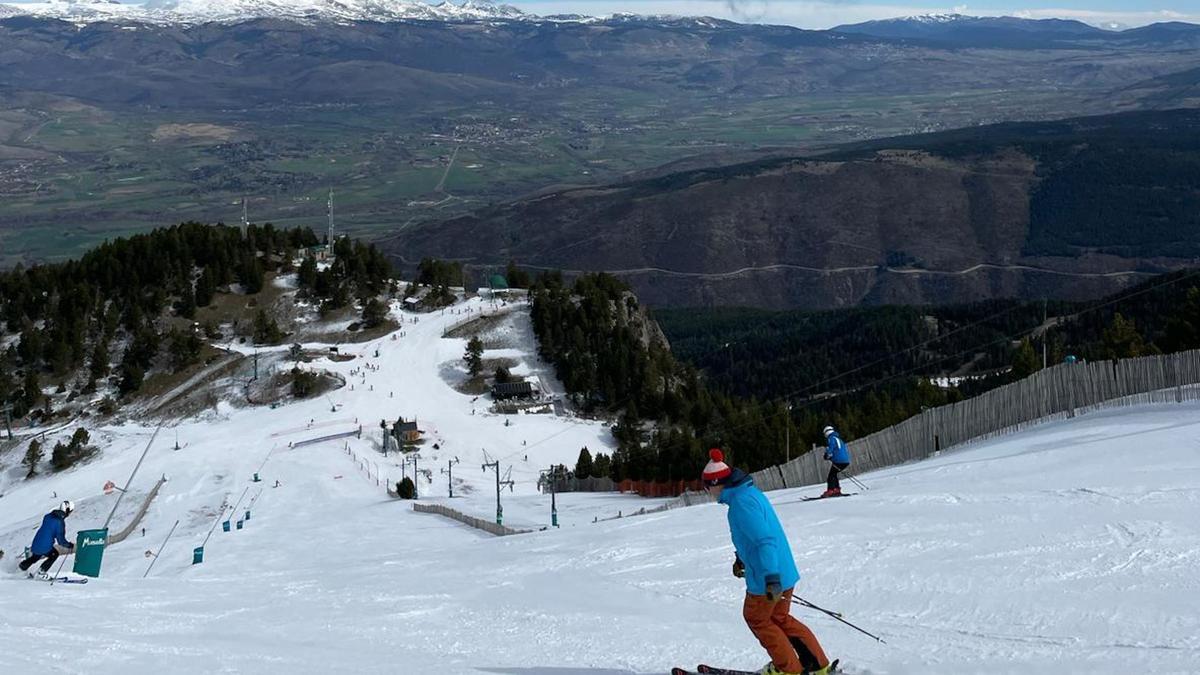 Esquiadors a La Masella aquest abril de 2024