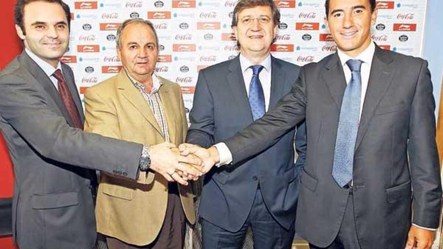 Roberto Franja, Pedro Posada, Paulino González y Camilo Lobato estrechan sus manos tras la firma del convenio.// Marta G. Brea