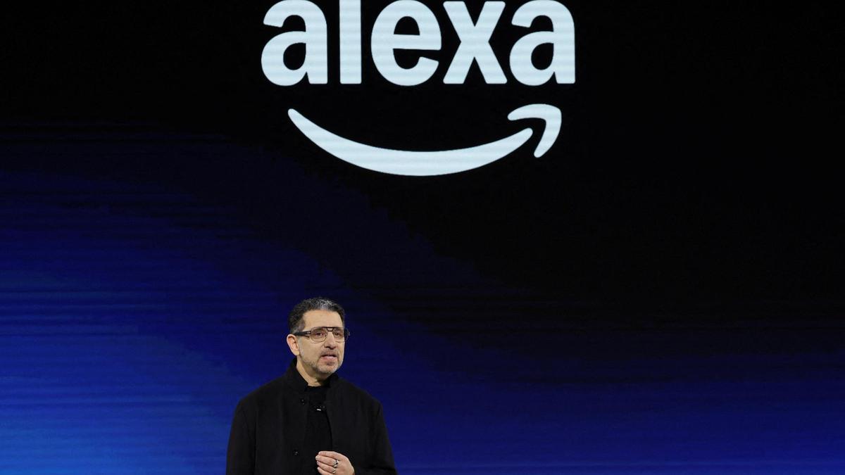 Panos Panay, director del negocio de electrónica de consumo de Amazon