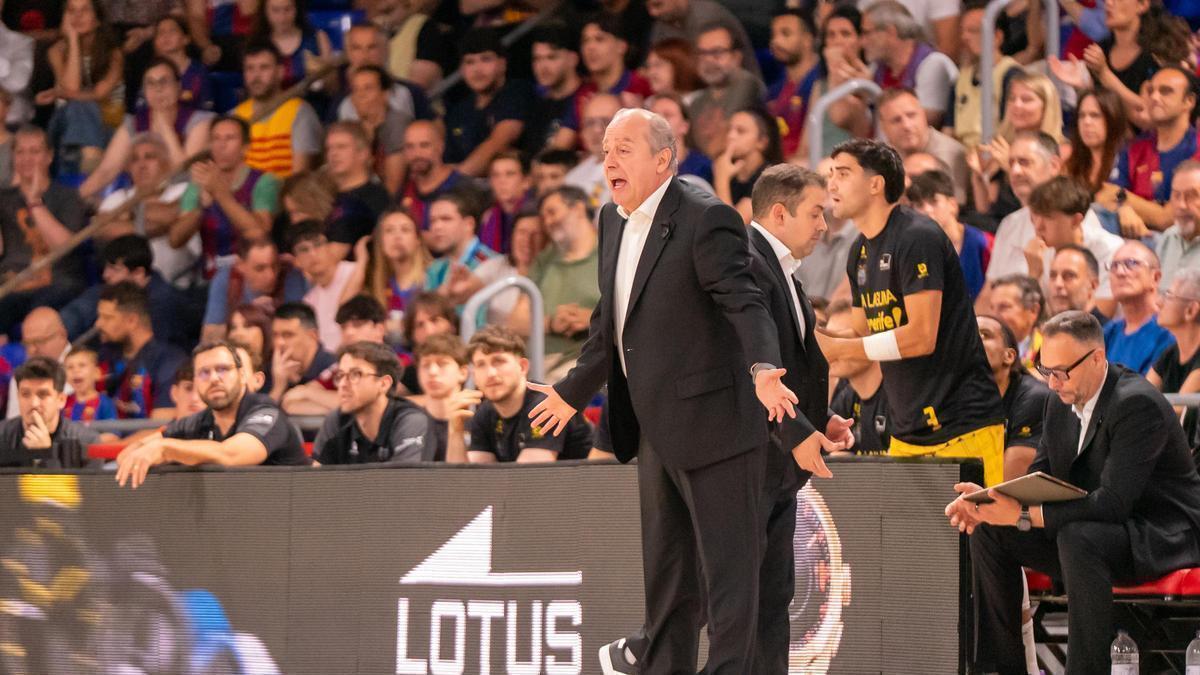 Vidorreta da instrucciones a sus jugadores durante el partido entre el Barça y La Laguna Tenerife.
