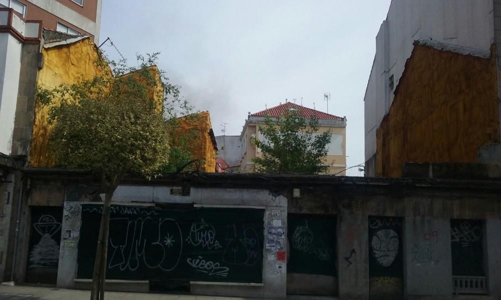 Arde una casa abandonada en Vigo