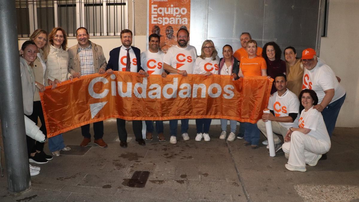 Xavier Jorge y Mamen peris en el acto de campaña de Ciudadanos en Vilamarxant.