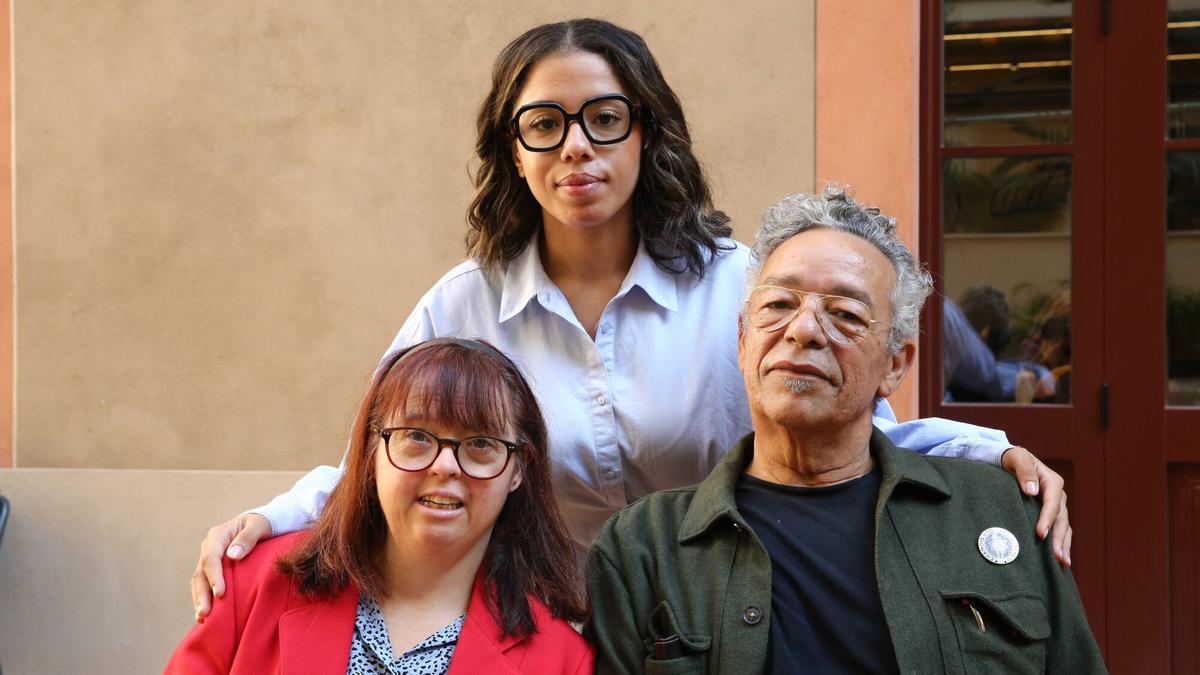 Montse Vilarrasa, Juan Fernández y Leyre Simarro, tres personas que han sufrido las dificultades al pedir prestaciones sociales.