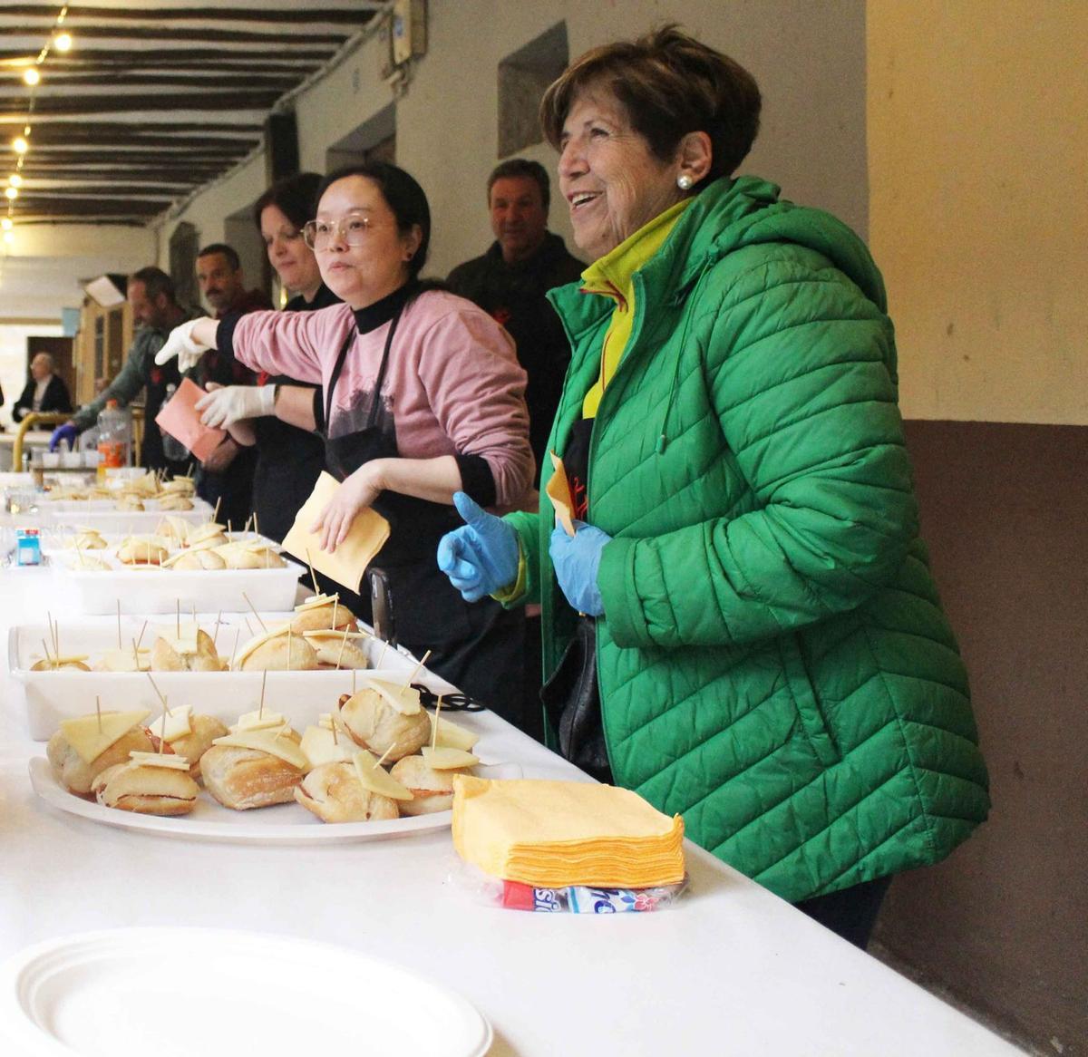 Degustación de productos zamoranos en las fiestas de Santo Domingo de la Calzada con la asociación AZAR.