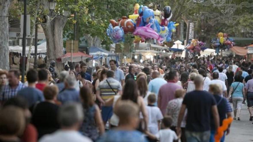 Arriba, imagen de 2016 con el Reial de la Fira despejado. Sobre estas líneas, el de este año.