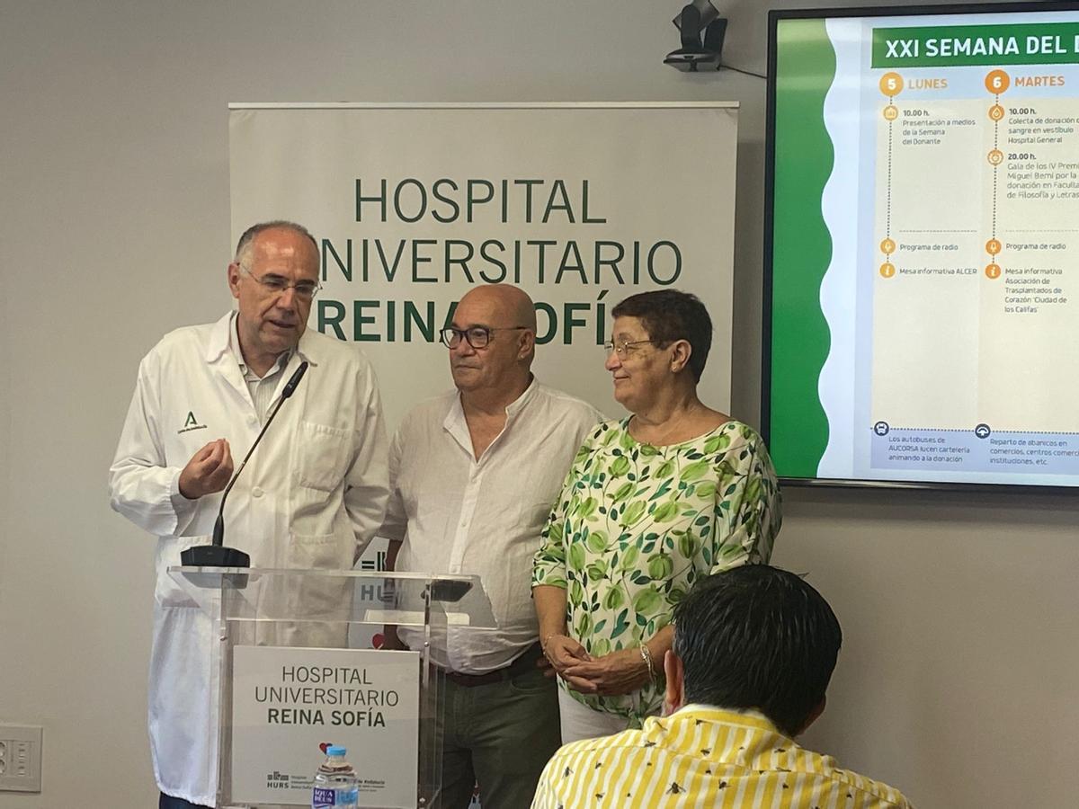 El doctor José Manuel Vaquero, con Juan josé Corujo, trasplantado pulmonar, y su mujer, Juani García.