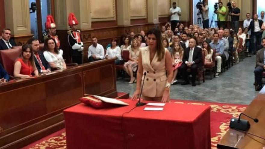 Matilde Zambudio toma posesión como concejal del Ayuntamiento de Santa Cruz de Tenerife.