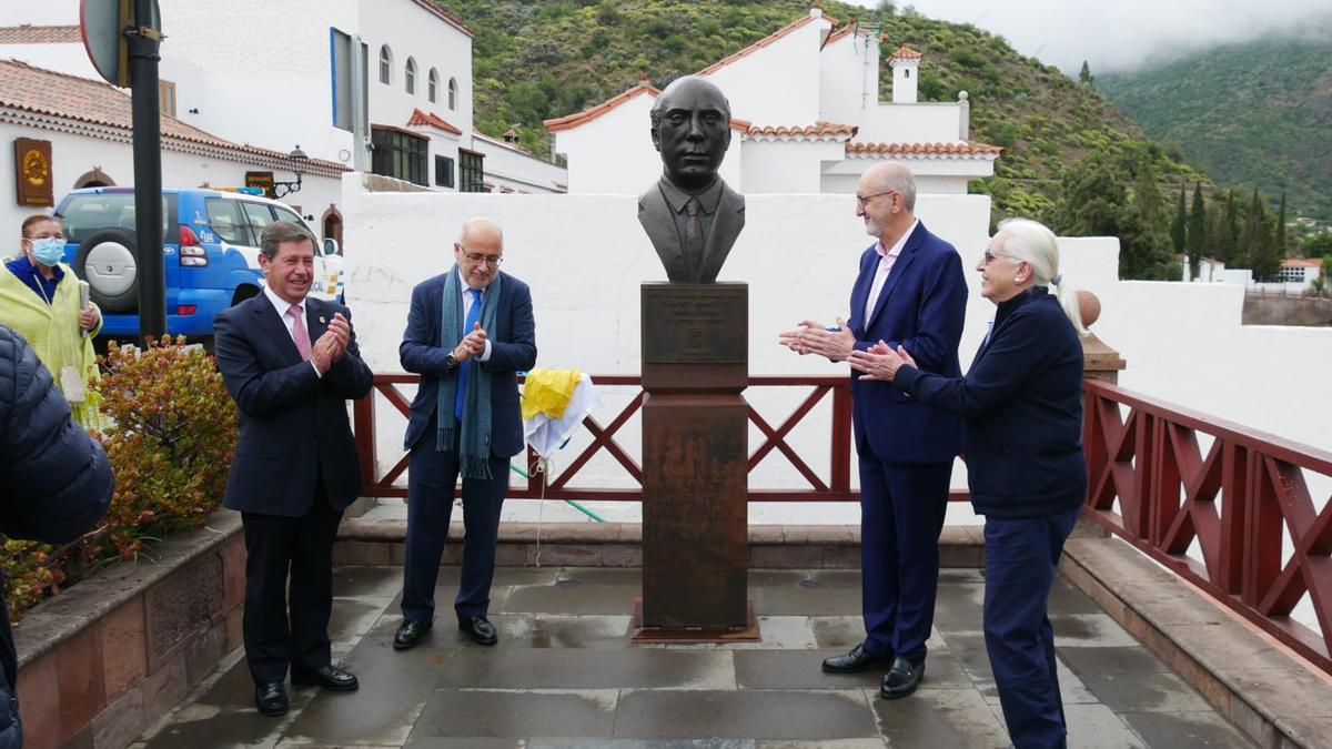 Francisco Perera, Antonio Morales y los familiares de Hernández Guerra, descubren el busto del nuevo hijo predilecto de Tejeda.