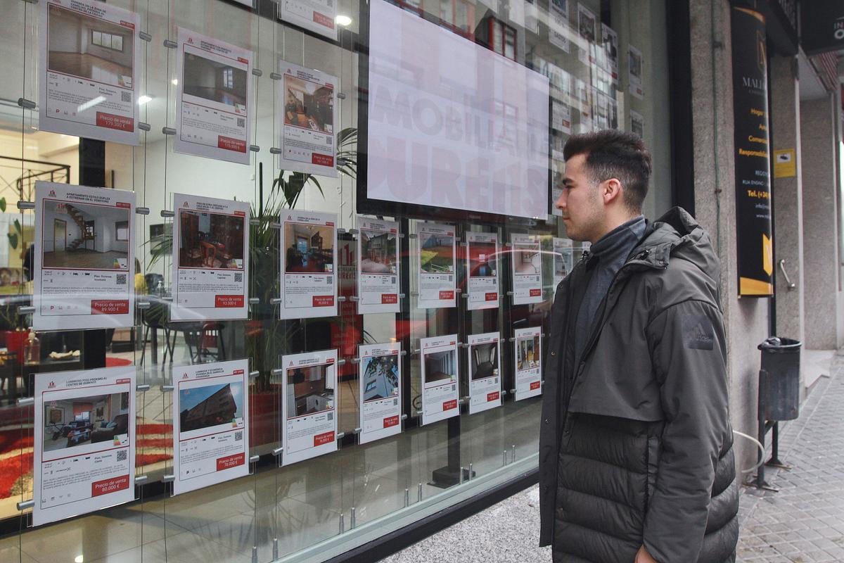 ESCAPARATE DE UNA INMOBILIARIA EN OURENSE.