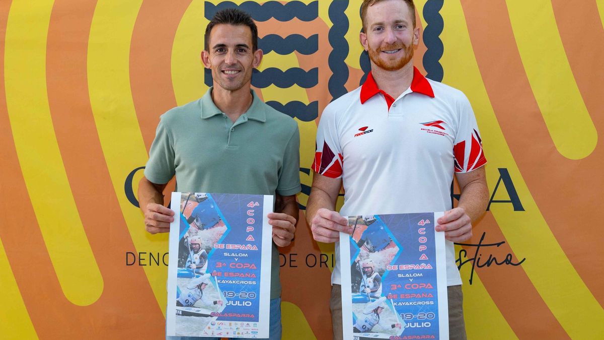 El concejal de Deportes, Juan Bernal, junto a Adrián Ruiz, coordinador de la Escuela de Piragüismo de Calasparra