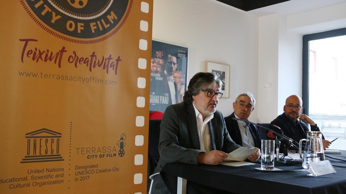 El concejal de Cultura de Terrassa, Amadeu Aguado, el alcalde Alfredo Vega y el responsable de la Mesa Local del Audiovisual, Jordi Hernández.