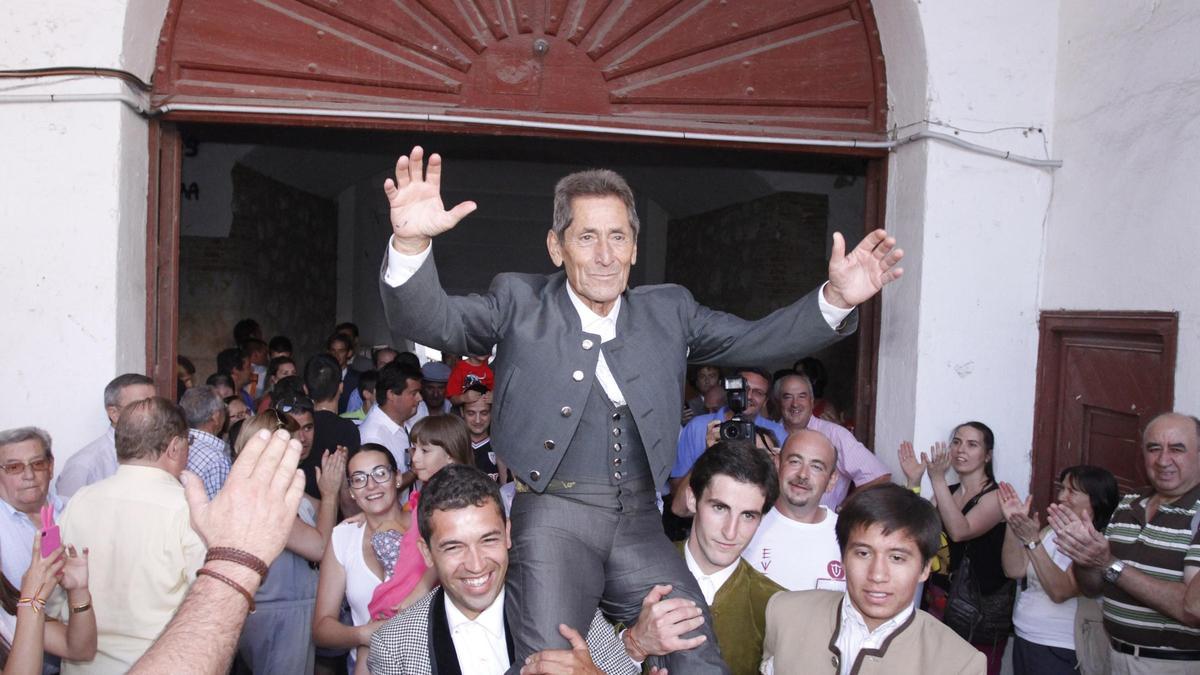 El torero Andrés Vázquez sale de la plaza de toros de Zamora a hombros en 2012, el día que cumplía 80 años de edad y 50 de su alternativa.