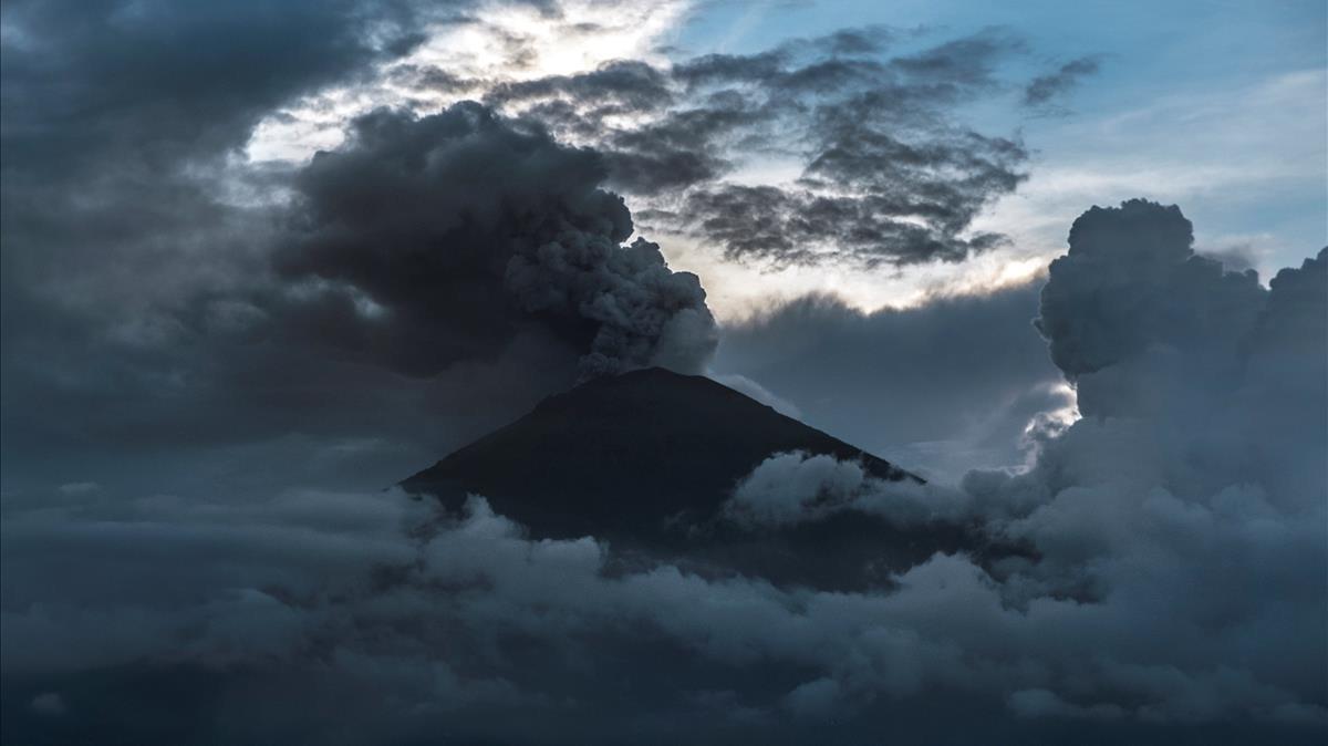 abertran41081340 indonesia s mount agung volcano erupts for a second time in 171127130649