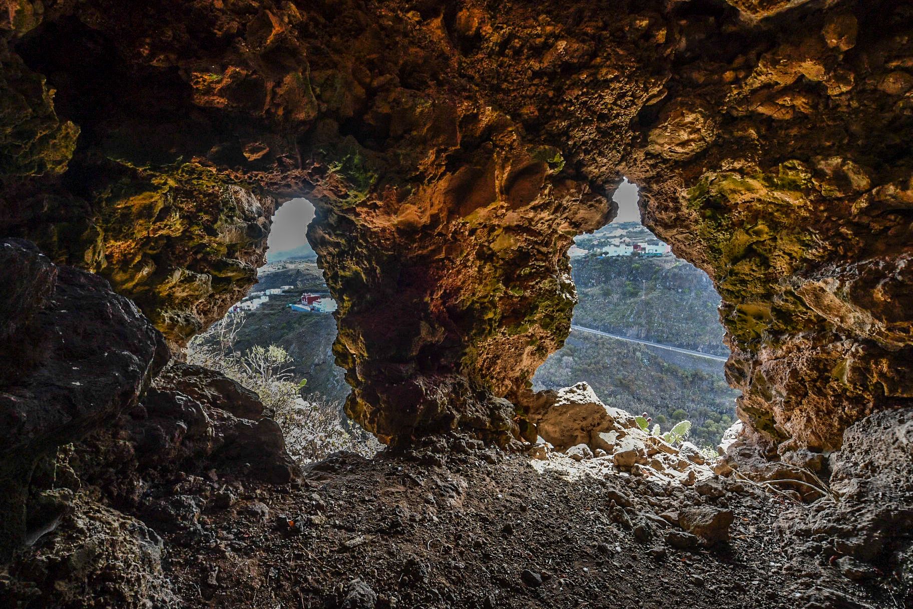 El anunciado proyecto de un centro de interpretación está cogiendo polvo desde hace años en algún cajón, al igual que la campaña de exploración. Y lo último han sido unos desprendimientos, que obligaron desde octubre a cerrar el paso a la zona, y que no han hecho más que castigar a un Bien de Interés Cultual (BIC) declarado en 2009. La Montañeta, en Moya.