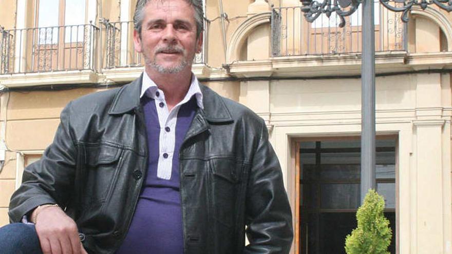 Manuel Pinteño frente al Ayuntamiento de Elda en una foto de finales de marzo.