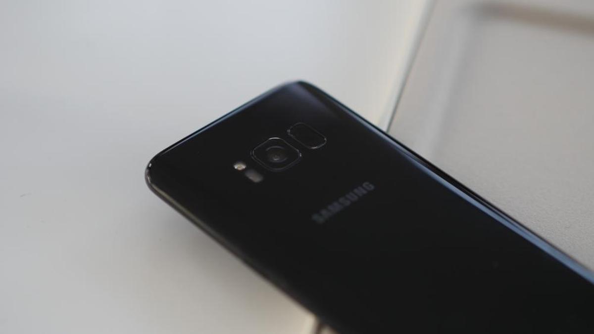 Dispone de cámara trasera de 12 MP con apertura F1.7 y delantera de 8 MP con la misma apertura.