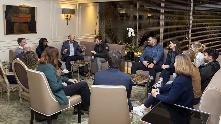 Rafael Louzán da la bienvenida a Madrid a la delegación de FIFA que visita las sedes del Mundial 2030
