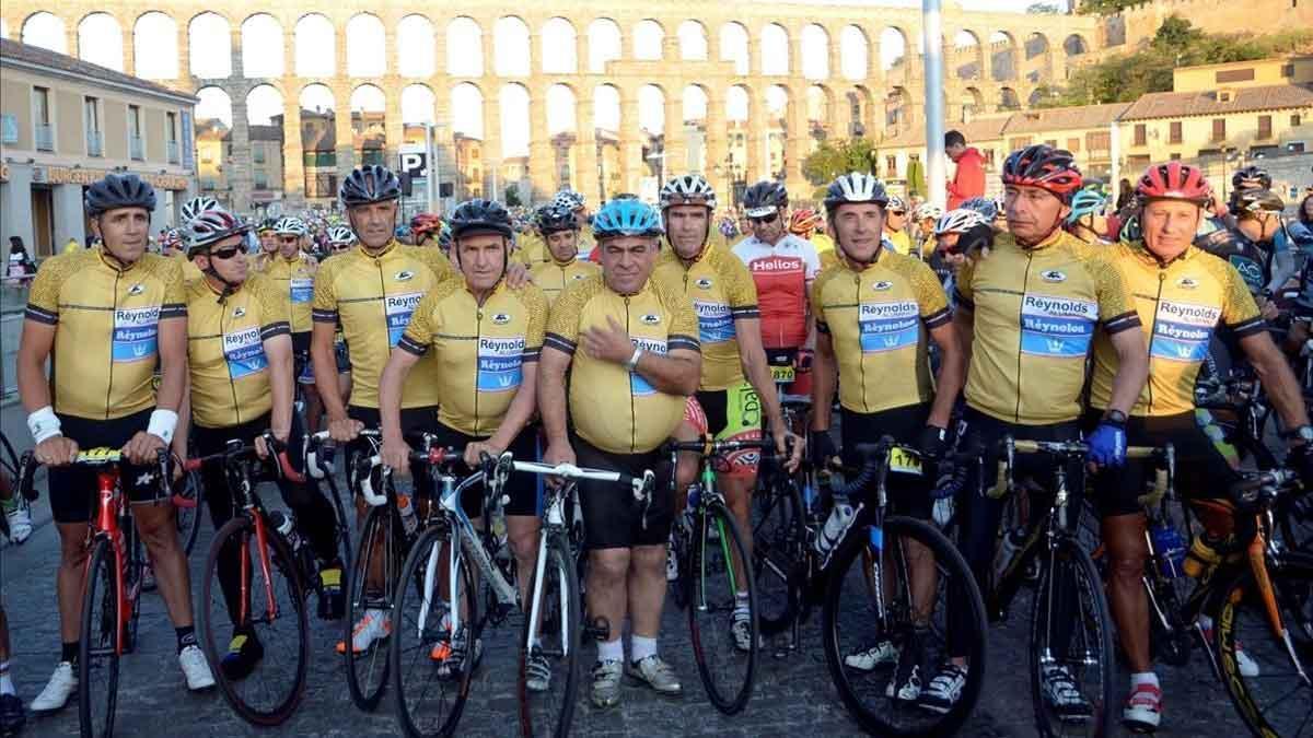 2.500 ciclistas rinden homenaje a Perico Delgado