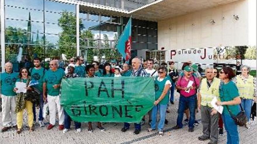 Els membres de la PAH Gironès concentrats davant del Palau de Justícia de Girona.