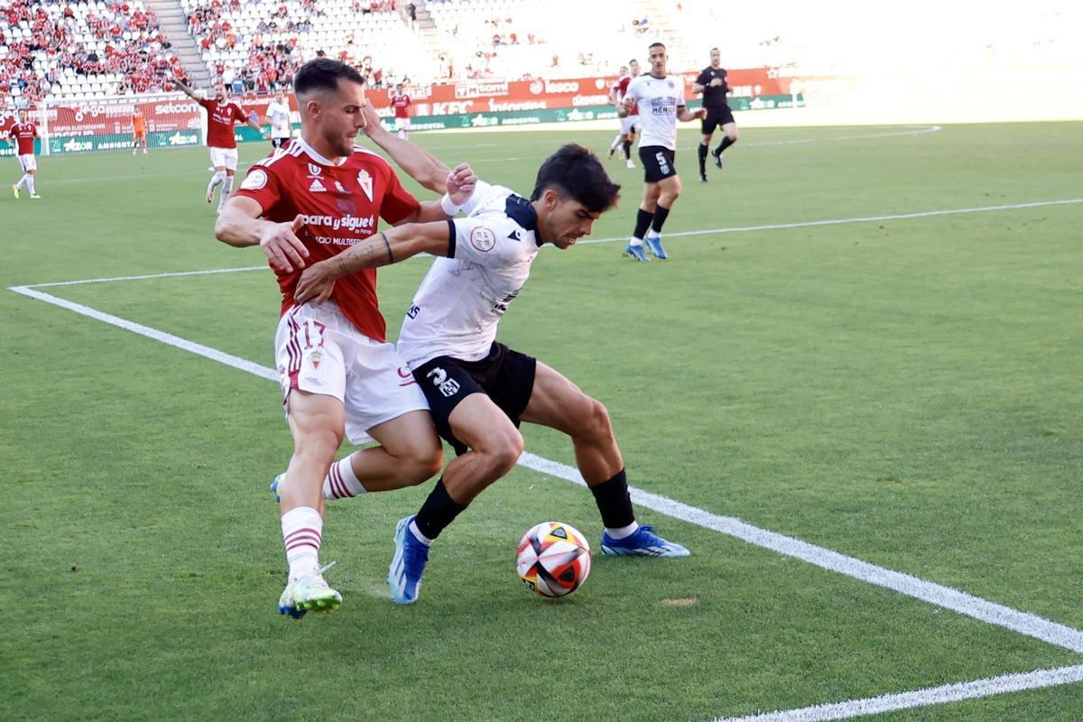 Lluis Llacer protege el balón.