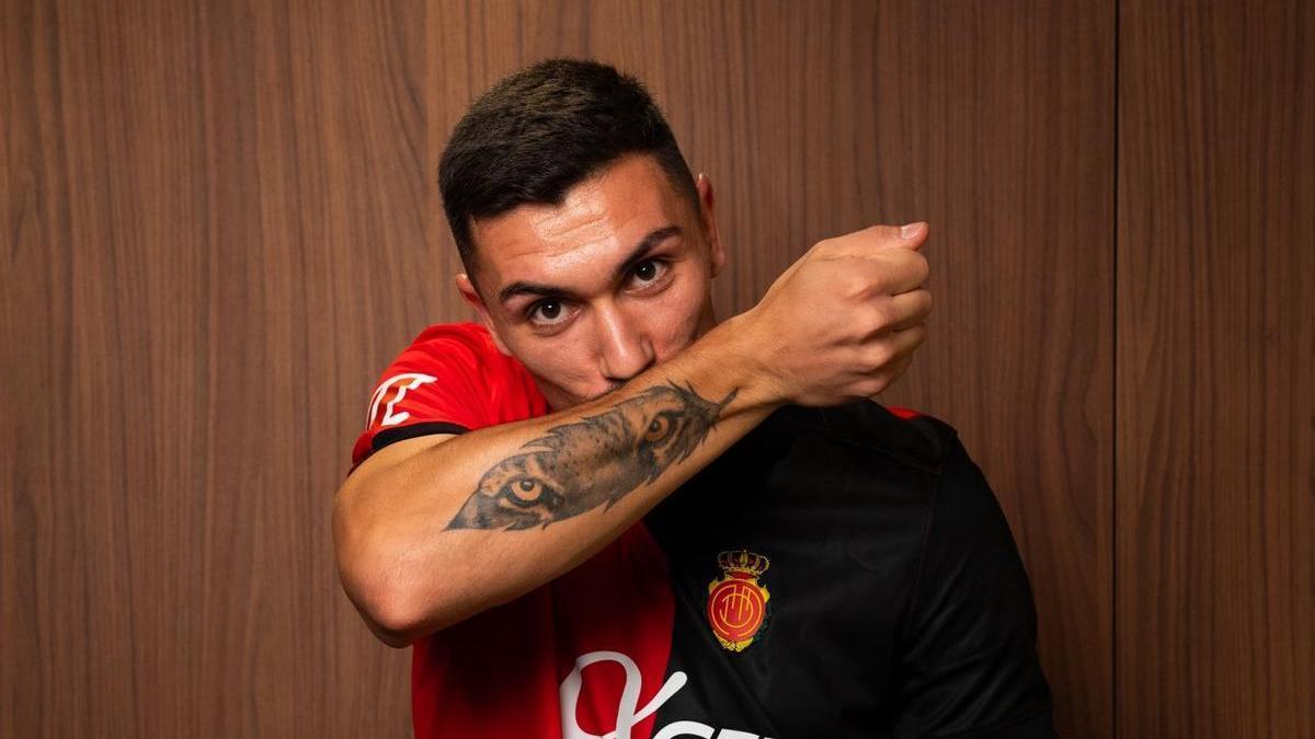 Adrián Fuentes posa con su nueva camiseta.
