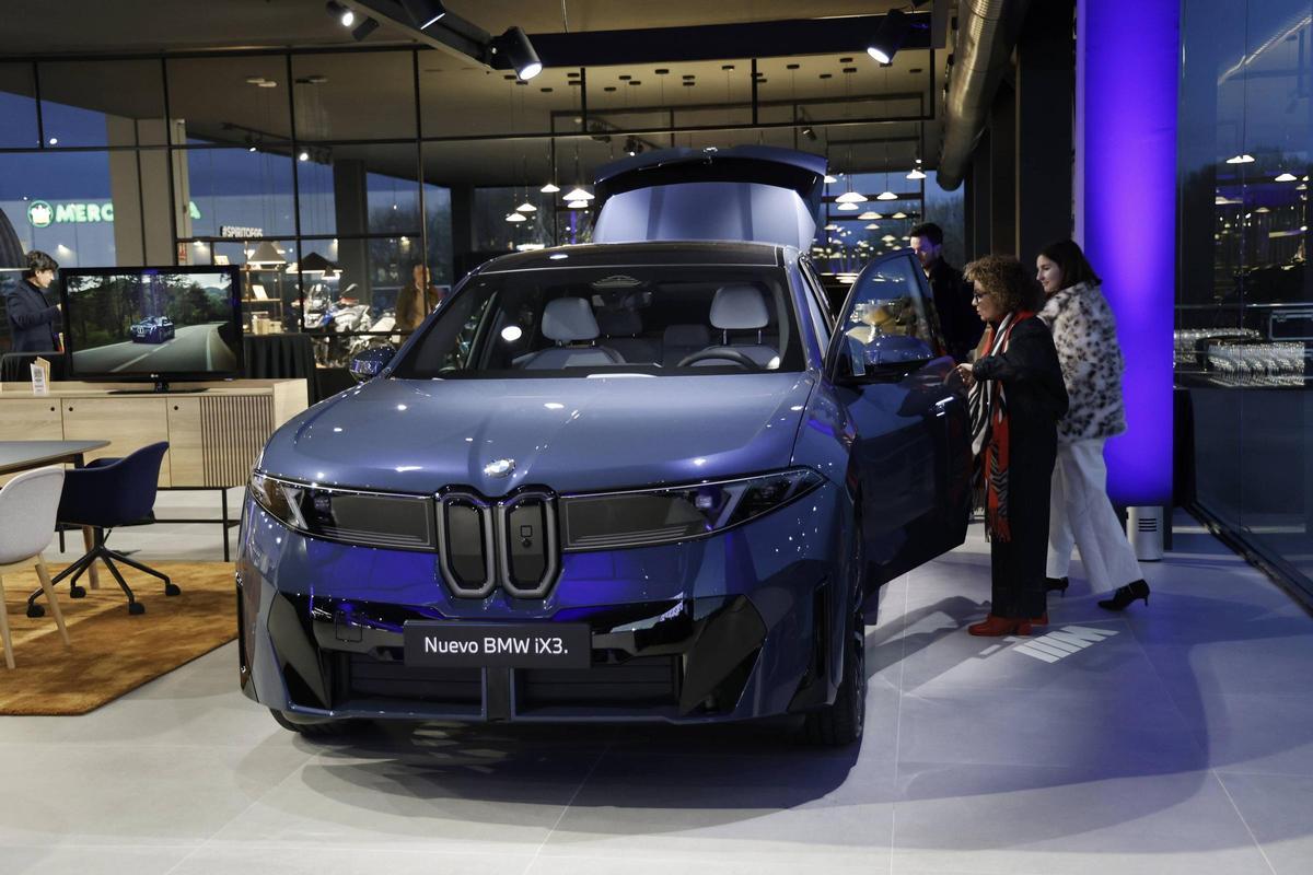 BMW presenta en Santiago el iX3 y las nuevas instalaciones de Amiocar