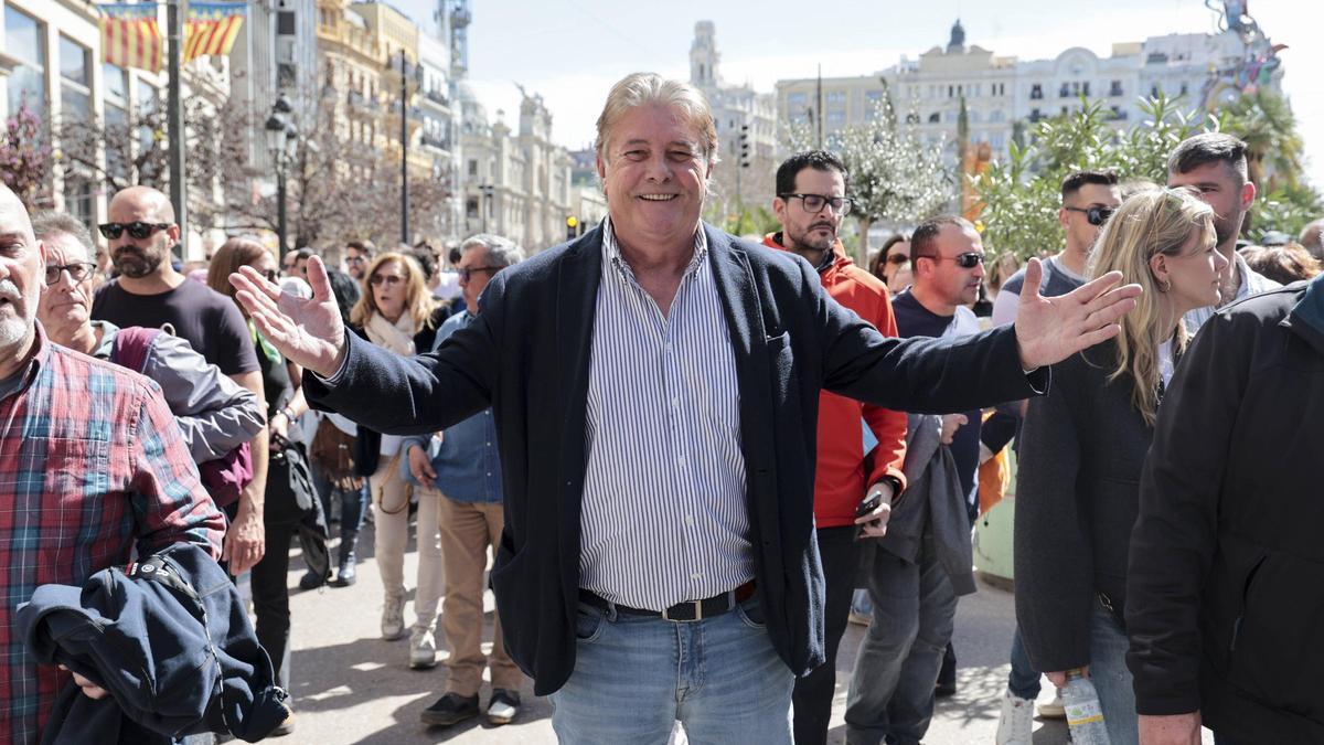 Francisco González, conocido como Francisco en los escenarios, posa tras la entrevista en la plaza del Ayuntamiento