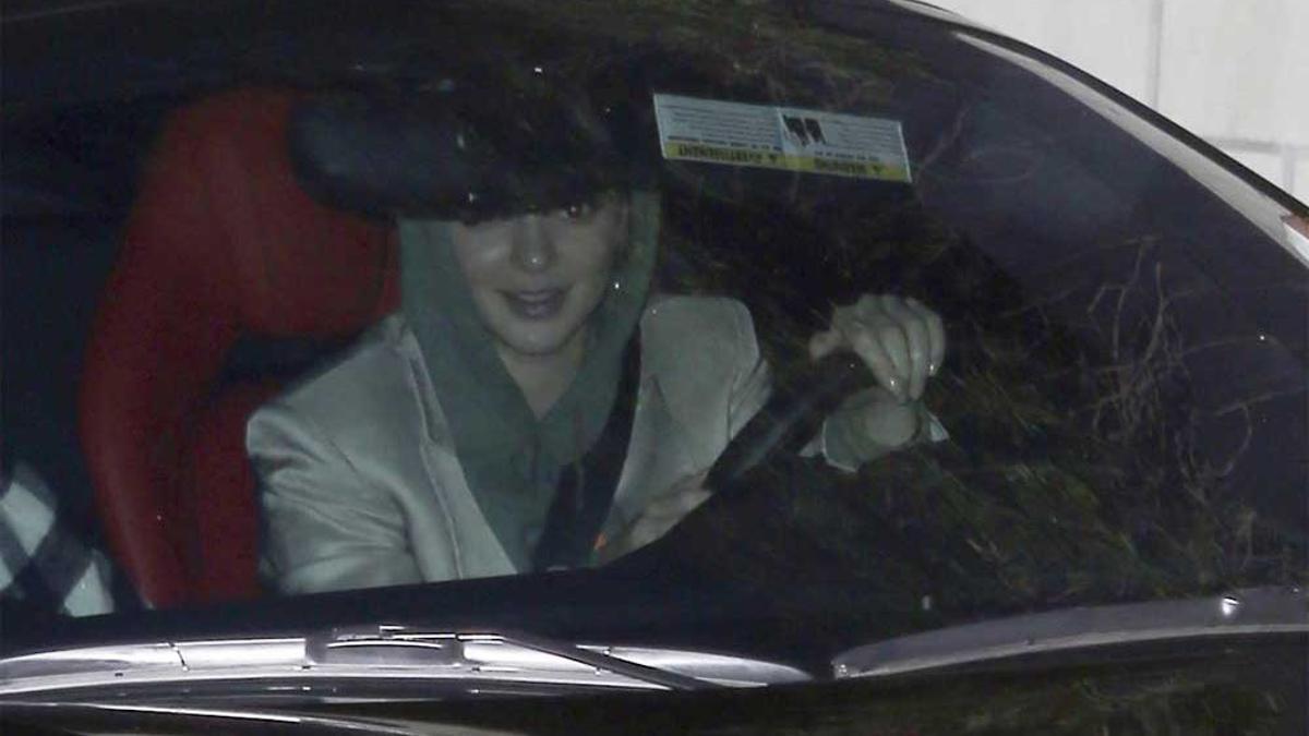 Kendall Jenner intenta pasar desapercibida a la salida de un restaurante en Los Ángeles