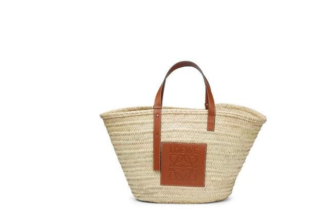 10. Cesta de rafia de Loewe