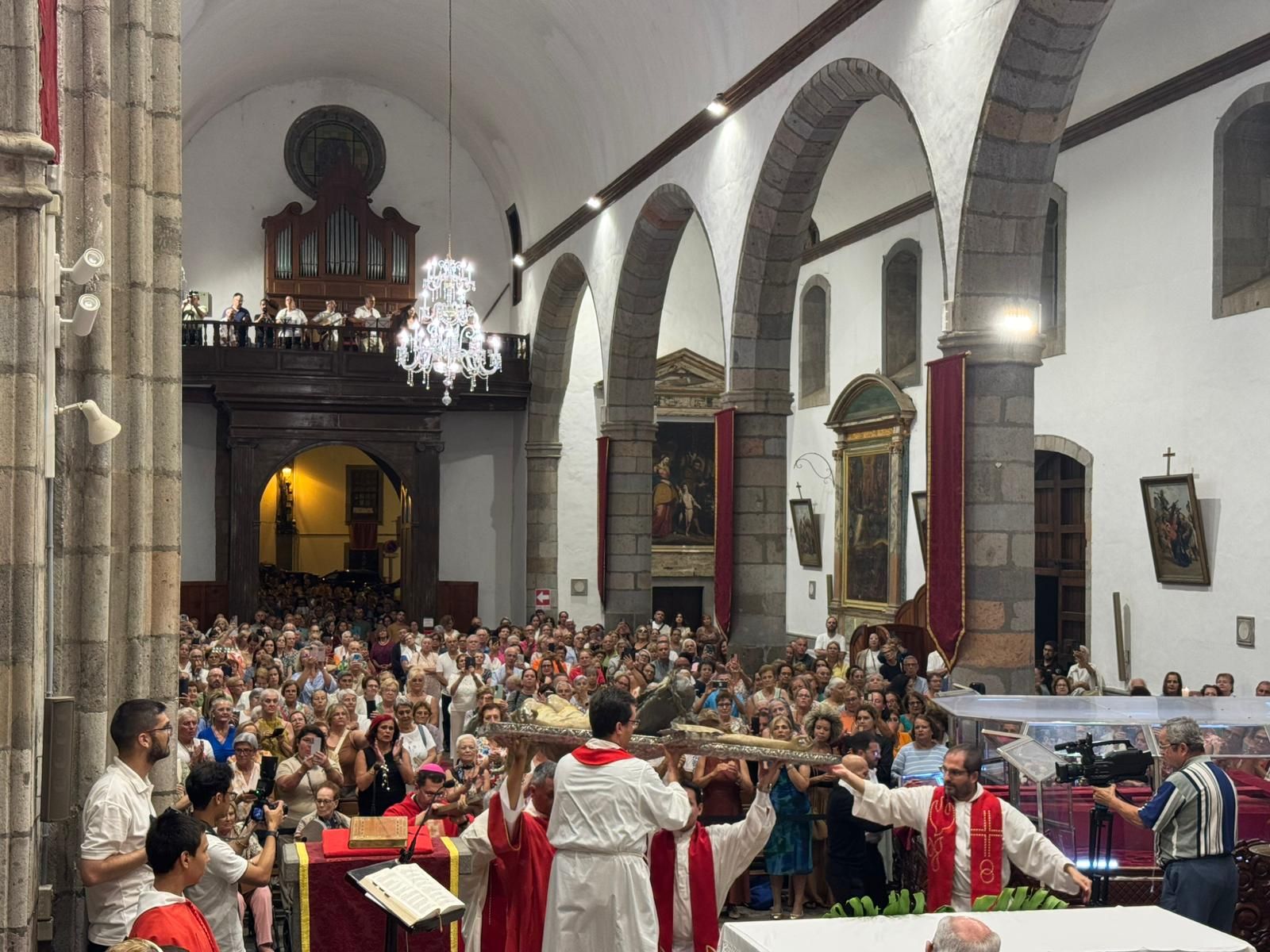 El Santo Cristo de Telde regresa a lo más alto del altar