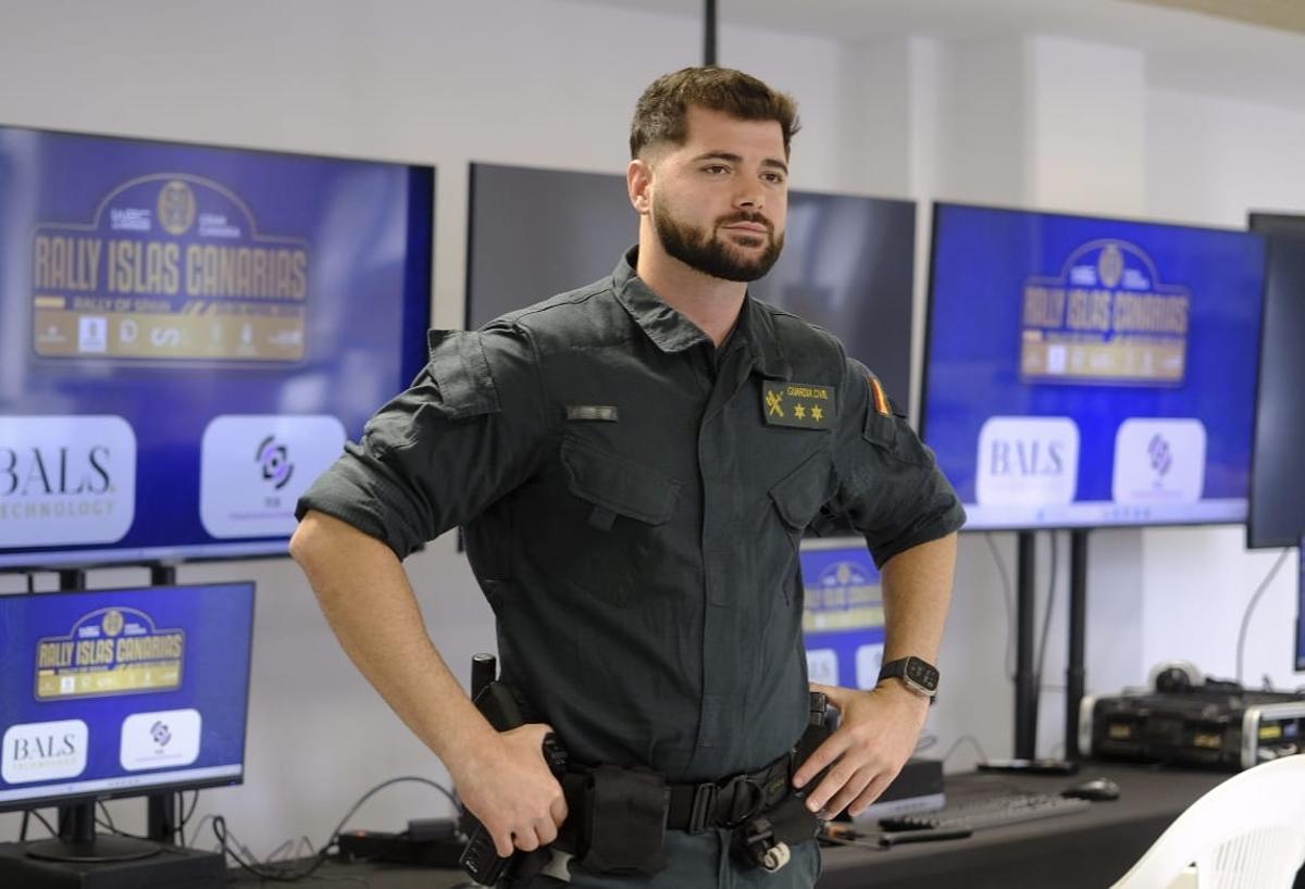 El Teniente Carlos Galiana posa en el centro de coordinación de seguridad del Rally Islas Canarias.