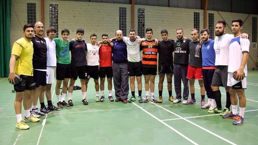 Plantilla y cuerpo técnico del Balonmán Deza. // Bernabé/Luismy