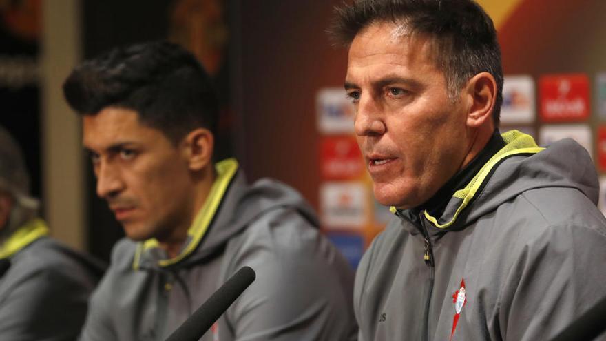 Eduardo Berizzo y Tucu Hernández, en la sala de prensa de Old Trafford // RICARDO GROBAS