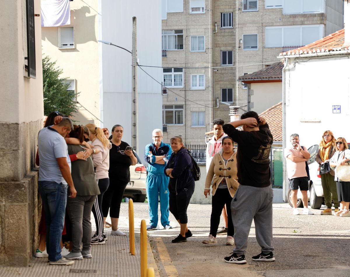 Vecinos en el lugar del crimen.