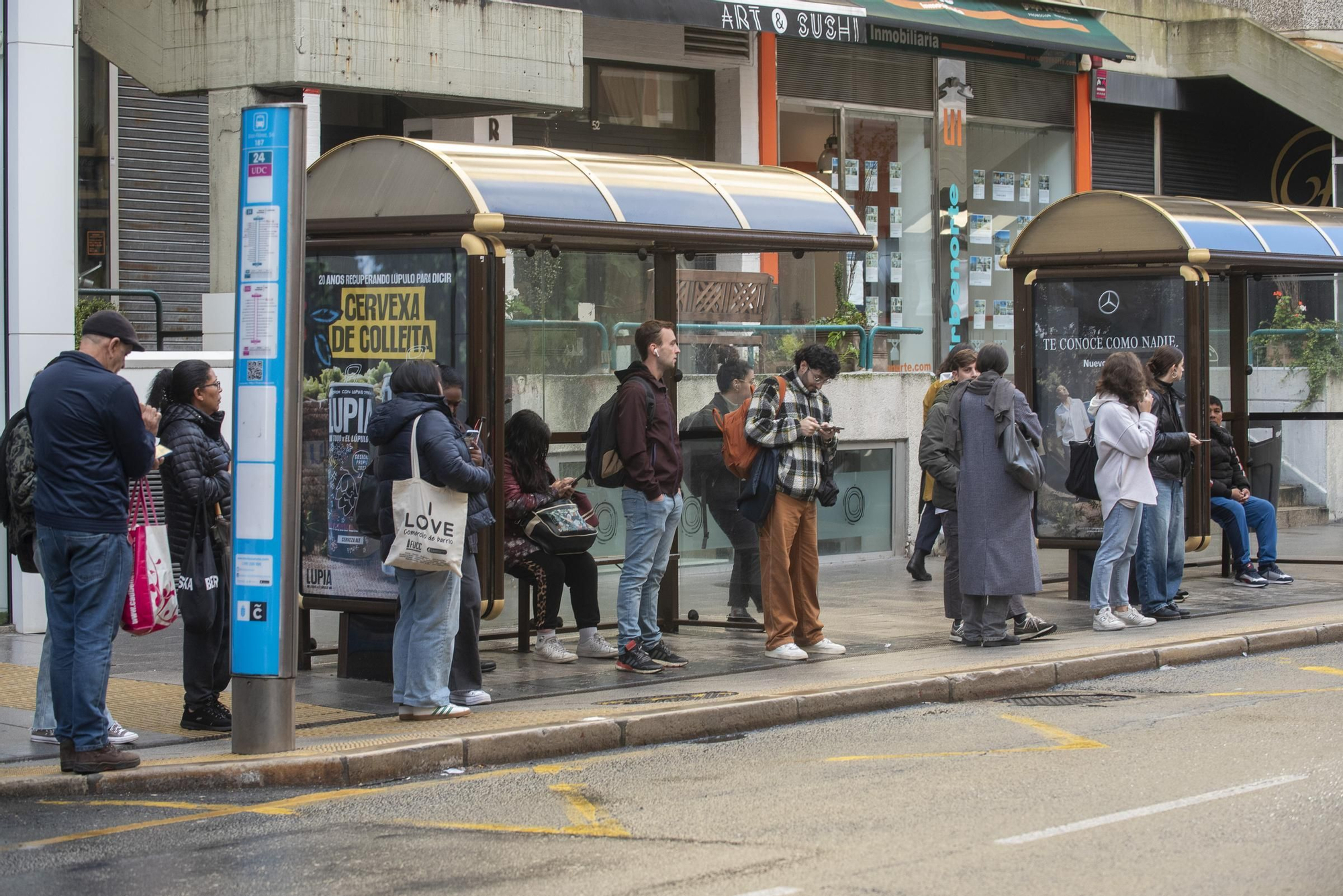 Huelga de transportes en A Coruña: retrasos y colas en las paradas
