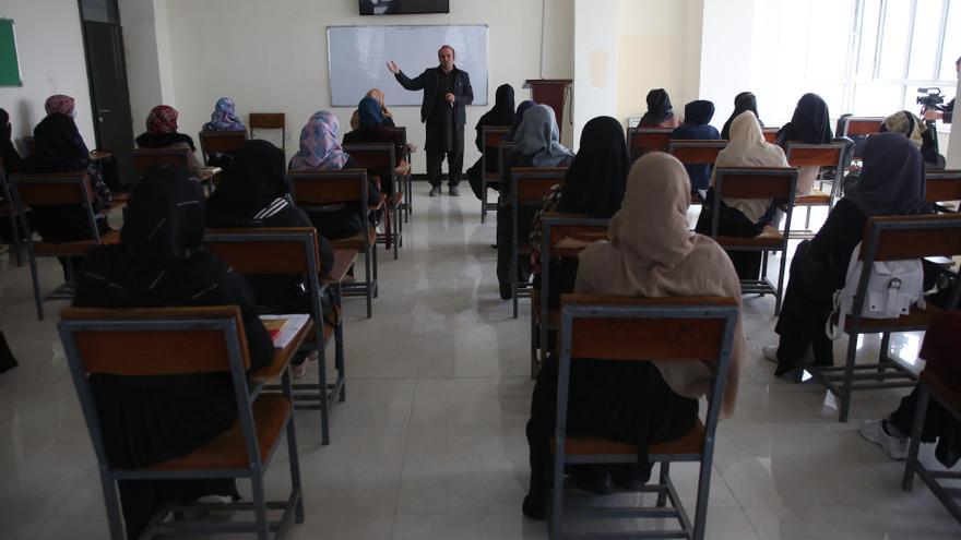 Mujeres en una universidad en Kabul, Afganistán, en una imagen de archivo.