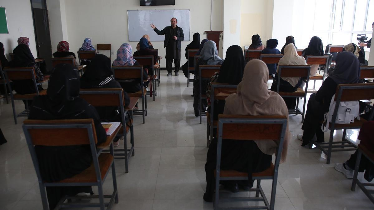 Mujeres en una universidad en Kabul, Afganistán