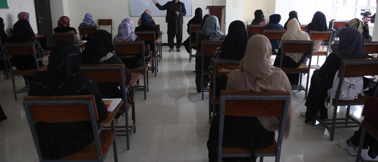 Mujeres en una universidad en Kabul, Afganistán
